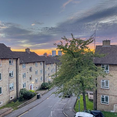 Beautiful 3-Bed Apartment At Swiss Cottage ロンドン エクステリア 写真