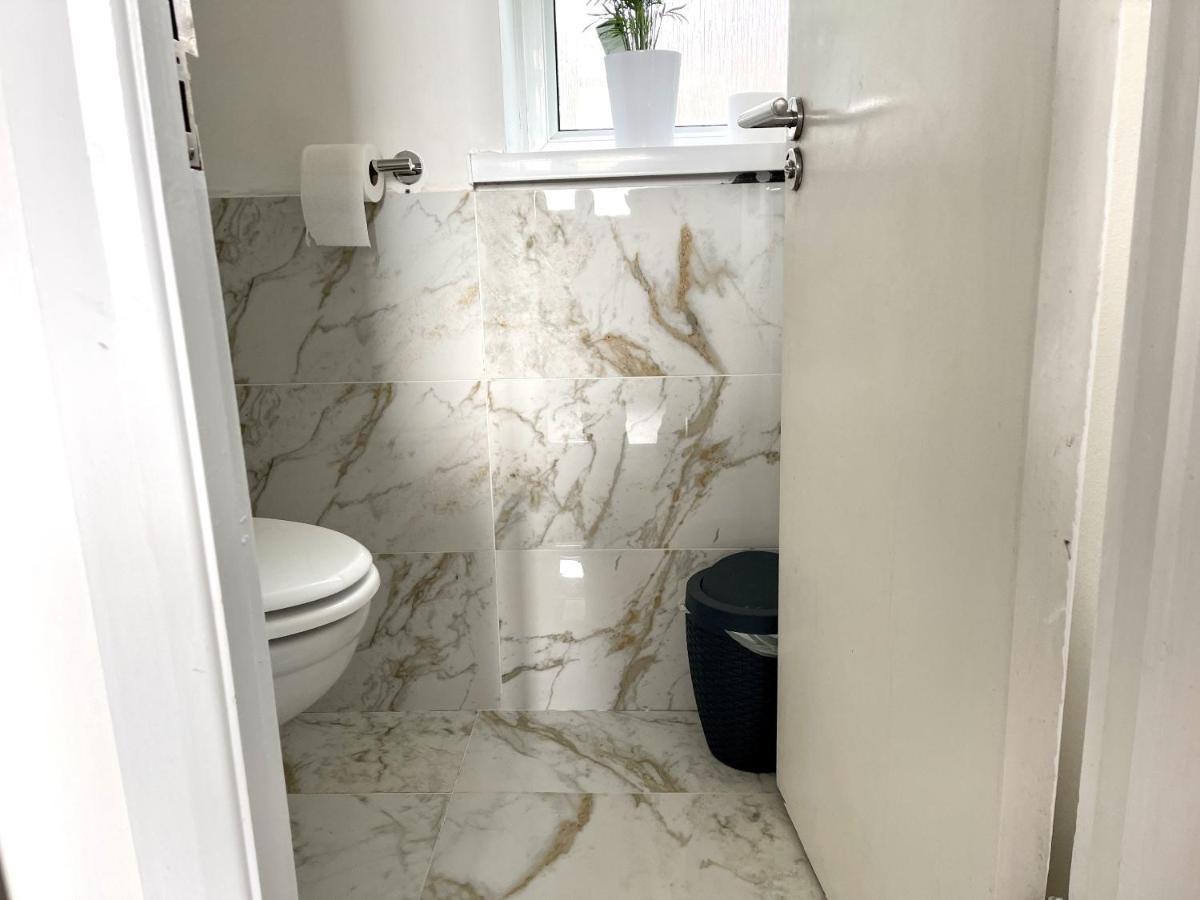 Beautiful 3-Bed Apartment At Swiss Cottage ロンドン エクステリア 写真