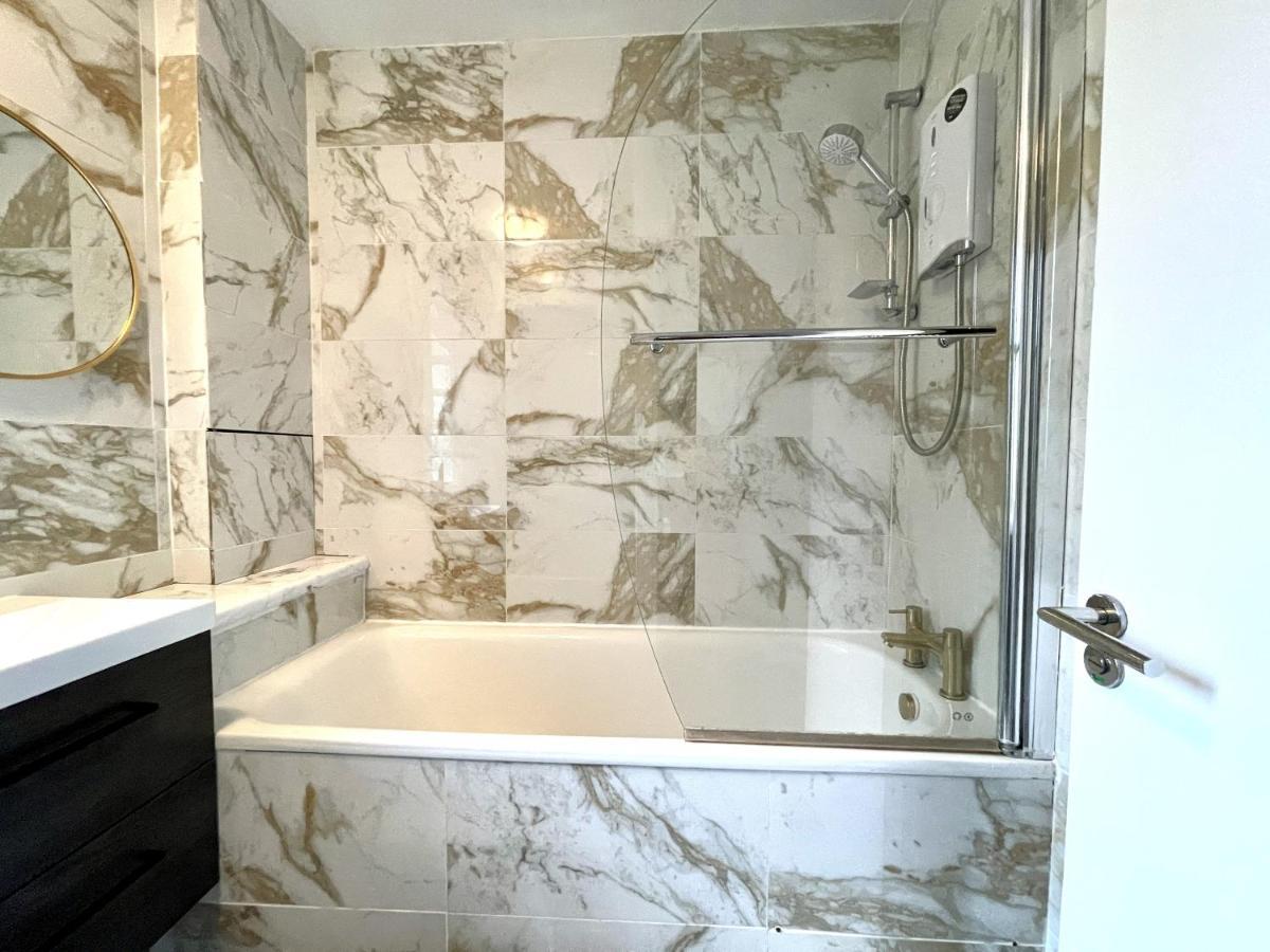 Beautiful 3-Bed Apartment At Swiss Cottage ロンドン エクステリア 写真