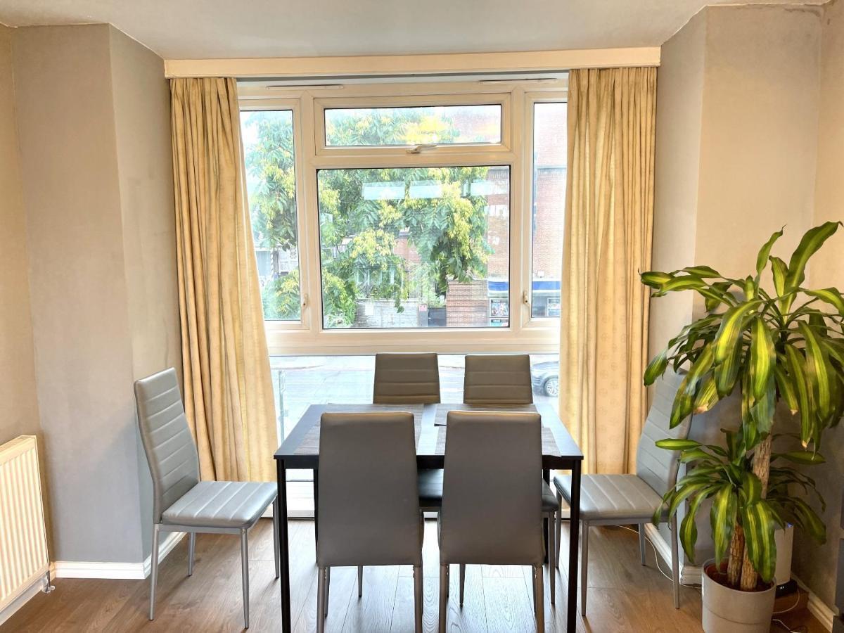 Beautiful 3-Bed Apartment At Swiss Cottage ロンドン エクステリア 写真