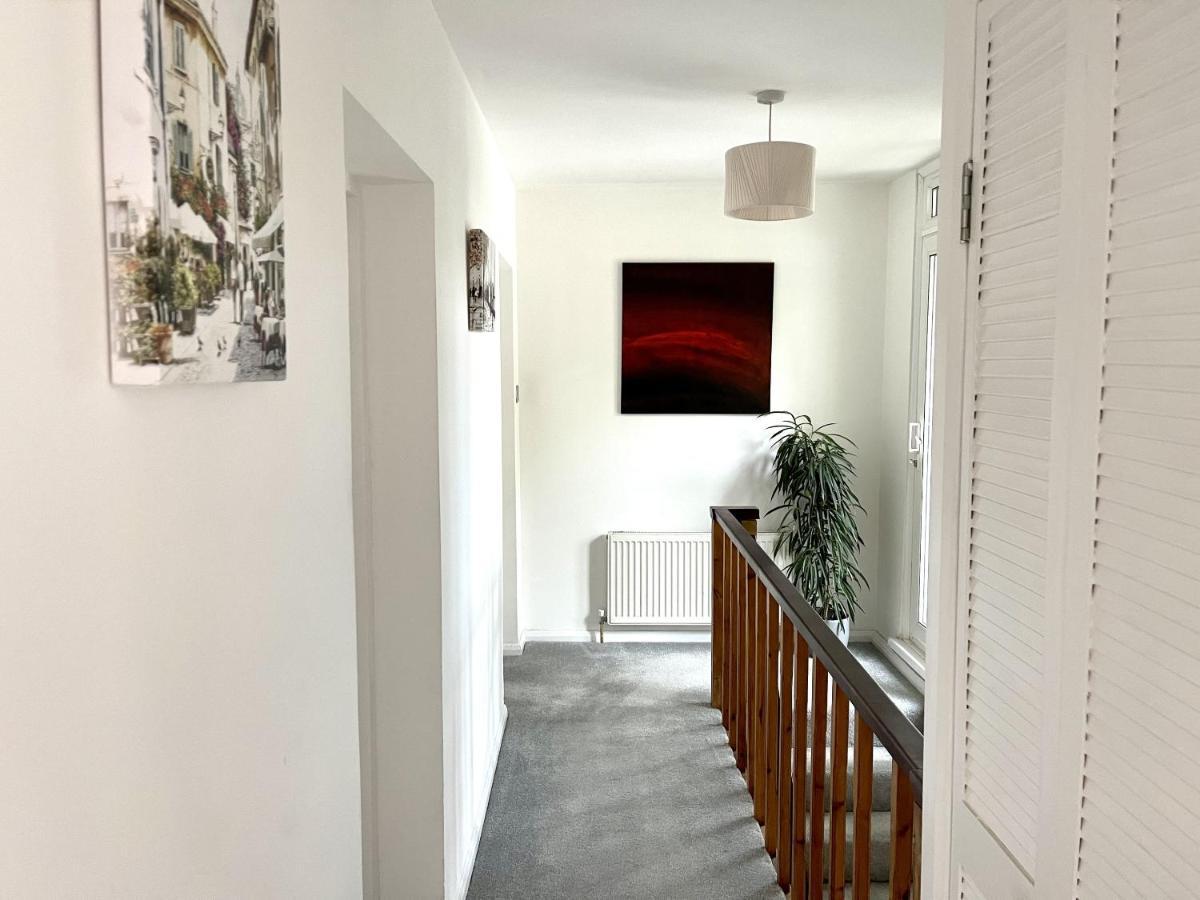 Beautiful 3-Bed Apartment At Swiss Cottage ロンドン エクステリア 写真