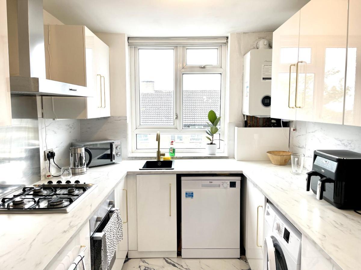 Beautiful 3-Bed Apartment At Swiss Cottage ロンドン エクステリア 写真
