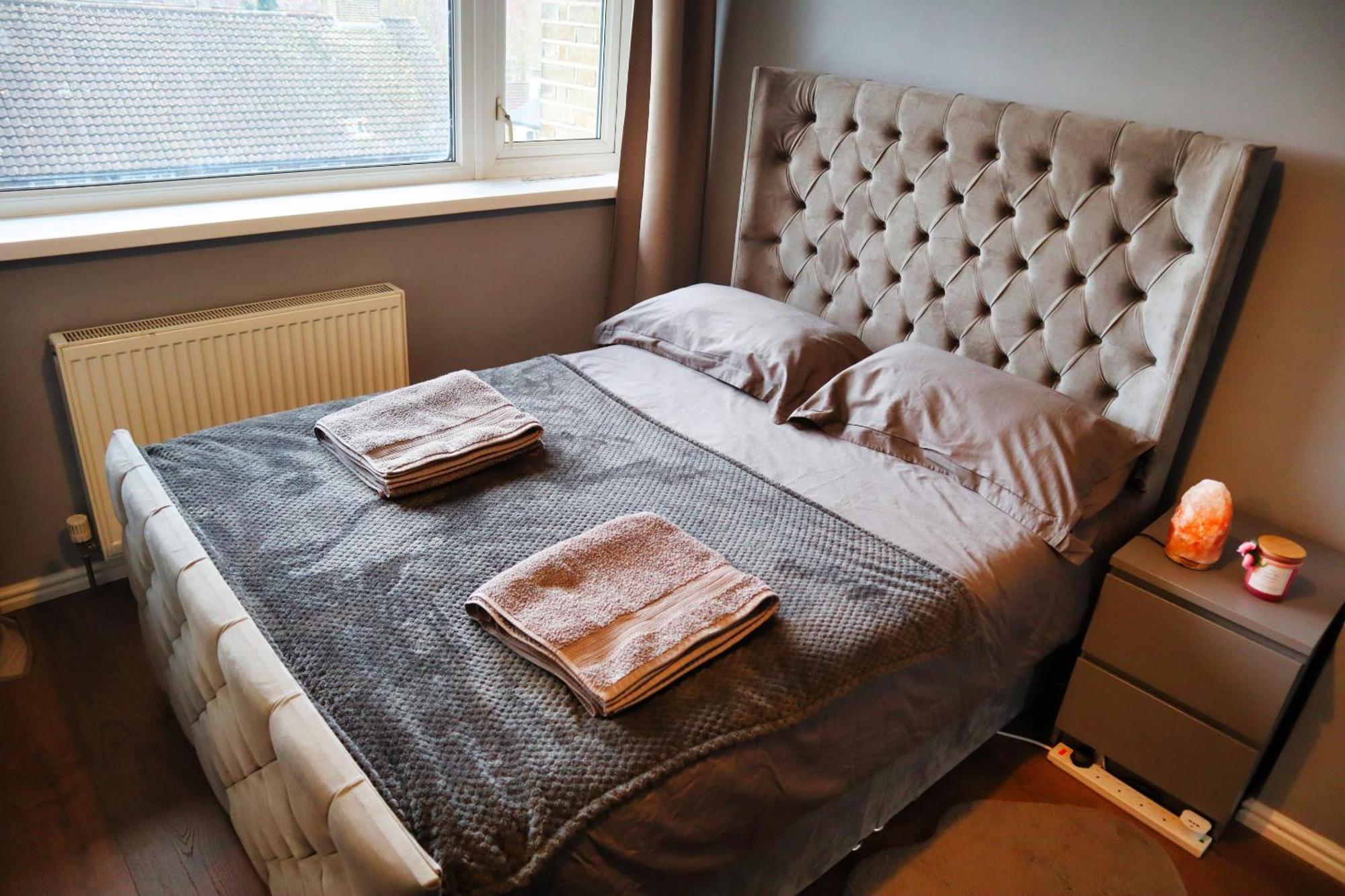 Beautiful 3-Bed Apartment At Swiss Cottage ロンドン エクステリア 写真